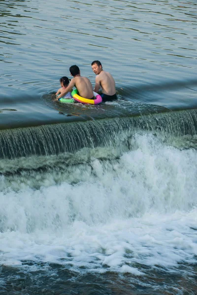Chongqing πολίτες να επωφεληθούν από το Σαββατοκύριακο το καλοκαίρι για να απολαύσετε ένα δροσερό καλοκαίρι στην seto ποταμού δρόμο τρύπα ποταμού rongchang ευχάριστη πόλη στη συνέχεια — Φωτογραφία Αρχείου