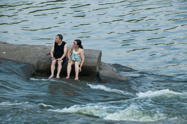Chongqing obywatelom wykorzystać weekend w lecie, aby cieszyć się chłodnym latem w seto rzeki droga dziura rzeki rongchang przyjemne miasto dalej — Zdjęcie stockowe