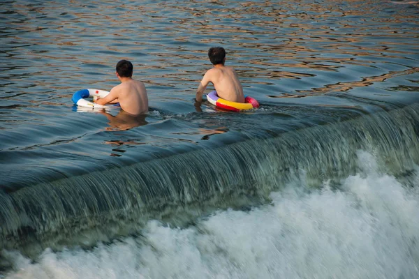 Жители Чунцина пользуются выходными летом, чтобы насладиться прохладным летом в реке Сето-Ривер-роуд Холе реки Жунчан приятный город рядом — стоковое фото