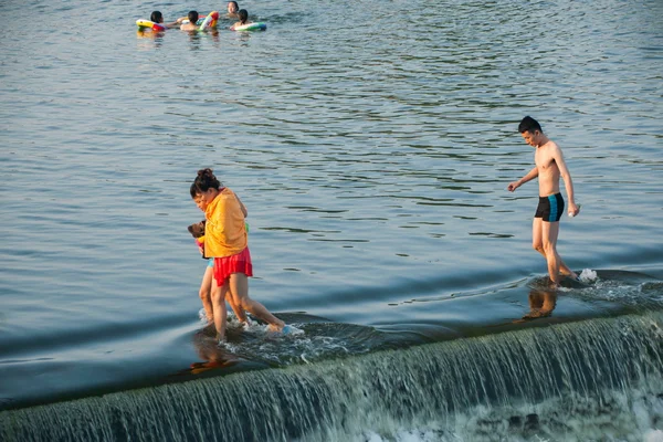 Chongqing burgers profiteren van het weekend in de zomer om te genieten van een koele zomer in de seto rivier weg gat rivier rongchang aangenaam stad volgende — Stockfoto
