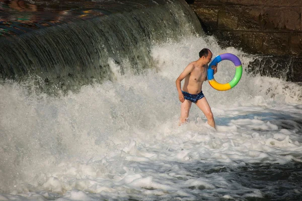 Chongqing burgers profiteren van het weekend in de zomer om te genieten van een koele zomer in de seto rivier weg gat rivier rongchang aangenaam stad volgende — Stockfoto