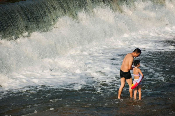 Les citoyens de Chongqing profitent du week-end en été pour profiter d'un été frais dans la Seto River Road Hole River Rongchang agréable ville suivante — Photo