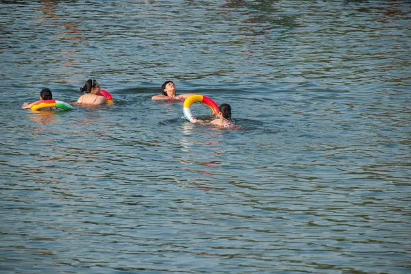 I cittadini di Chongqing approfittano del fine settimana in estate per godersi un'estate fresca nel fiume Seto Road Hole River Rongchang piacevole città prossima — Foto Stock