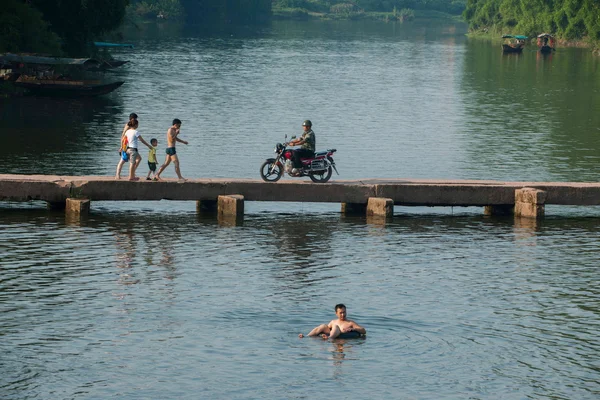 Chongqing Bürger nutzen das Wochenende im Sommer, um einen kühlen Sommer in der seto River Road Loch Fluss rongchang angenehme Stadt neben genießen — Stockfoto
