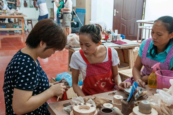 Un estudio de cerámica Chongqing Rongchang artesanos del museo de cerámica están produciendo "Rongchang Tao " —  Fotos de Stock