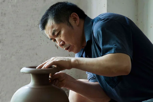 Un estudio de cerámica Chongqing Rongchang artesanos del museo de cerámica están produciendo "Rongchang Tao " —  Fotos de Stock
