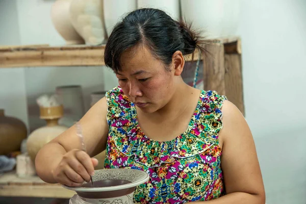 Un Chongqing Rongchang ceramica studio ceramiche museo artigiani stanno producendo "Rongchang Tao " — Foto Stock