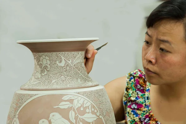 Un atelier de poterie Chongqing Rongchang artisans de musée de la poterie produisent "Rongchang Tao " — Photo