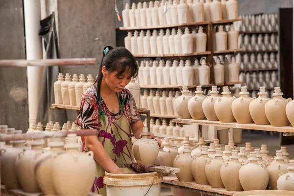 Chongqing Shi Guohua Ceramics Co., Ltd. is producing pottery workers — Stock Photo, Image