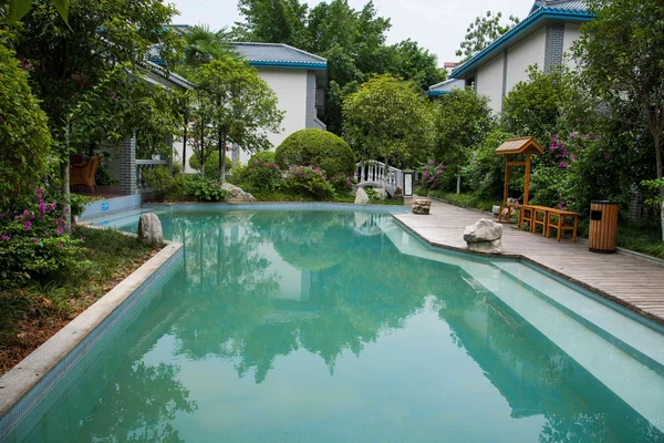 Banan okres, východním břehu řeky springs resort & spa pět hadřík turistické čtvrti chongqing, "chongqing orientální folklorní spa hotel" — Stock fotografie