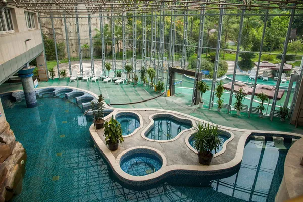 Chongqing Banan District East River Springs cinco tela "Chongqing Airlines Spa Hotel" piscina cubierta caliente — Foto de Stock