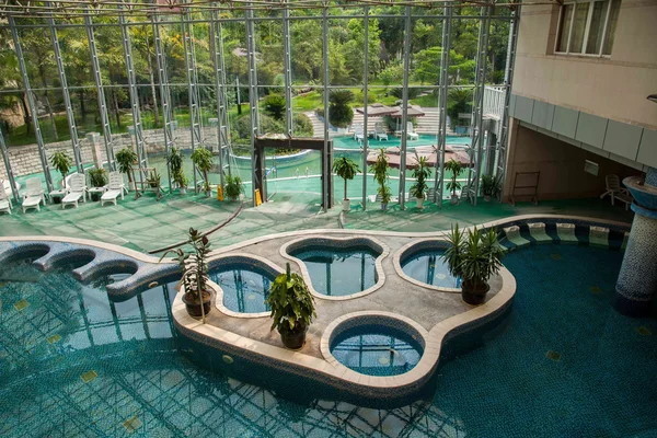 Chongqing Banan District East River Springs пять тканей "Chongqing Airlines Spa Hotel" горячий крытый бассейн — стоковое фото