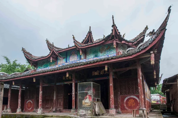 Anyue county, sichuan provincie, na peacock grot tempel gebouwd op een heuvel in de Qing-dynastie "peacock tempel" — Stockfoto