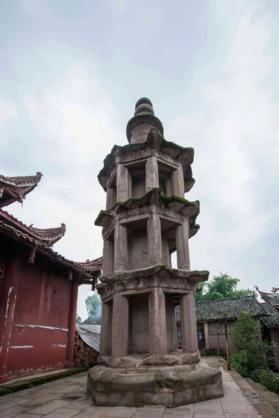 Après le comté d'Anyue, province du Sichuan dans la dynastie Qing trou de paon sur le dessus d'un temple construit dans le style de la dynastie Tang haut piédestal par la tête Spire Danyan — Photo