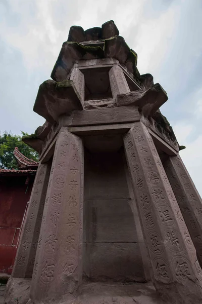 Después del condado de Anyue, provincia de Sichuan en el agujero del pavo real de la dinastía Qing en la parte superior de un templo construido en el pedestal alto del estilo de la dinastía Tang por el jefe Spire Danyan — Foto de Stock