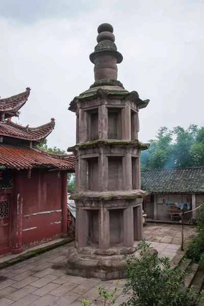 Después del condado de Anyue, provincia de Sichuan en el agujero del pavo real de la dinastía Qing en la parte superior de un templo construido en el pedestal alto del estilo de la dinastía Tang por el jefe Spire Danyan —  Fotos de Stock