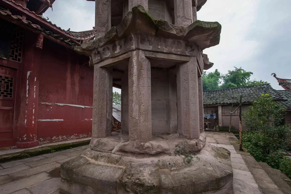 Depois de Anyue County, província de Sichuan no buraco Pavão da Dinastia Qing no topo de um templo construído no estilo da Dinastia Tang pedestal alto pela cabeça Spire Danyan — Fotografia de Stock