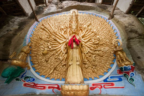 Anyue County, Província de Sichuan, o topo New Folk Village montanha sem nome Templo Ming templo tigre construído fora da aldeia esculpida "Avalokitesvara " — Fotografia de Stock