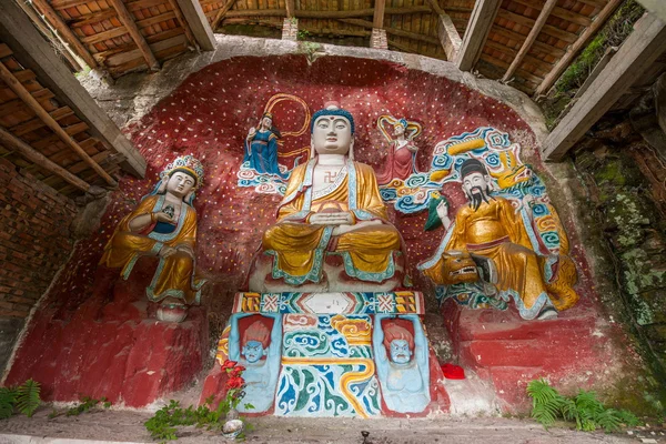 Anyue county, provincii s '-čchuan, nejvyšší nové lidové vesnice bezejmenná hora pozmieniaj chrámu tiger chrám postavený mimo vesnici vyřezávaný "buddha" — Stock fotografie