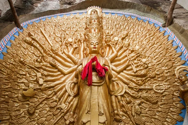Anyue County, Província de Sichuan, o topo New Folk Village montanha sem nome Templo Ming templo tigre construído fora da aldeia esculpida "Avalokitesvara " — Fotografia de Stock