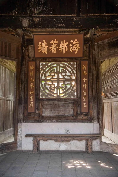 Bo Yang, a large dam in Hubei Enshilichuan City wells ancient buildings "Lee Manor" — Stock Photo, Image