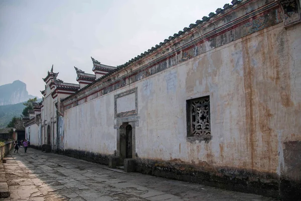 Bo yang, en stor damm i hubei enshilichuan staden wells gamla byggnader "lee fäderneärvda hall" — Stockfoto