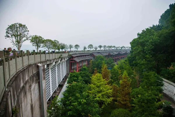 Zarfın Chongqing Zhongxian Shibaozhai doğal bankalar — Stok fotoğraf