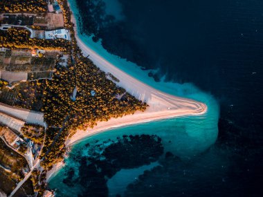 Bol, Island Brac, Hırvatistan ve Avrupa 'daki ünlü Zlatni sıçan plajı. Altın boynuz ya da altın pelerin de denir. Nisan 2021.
