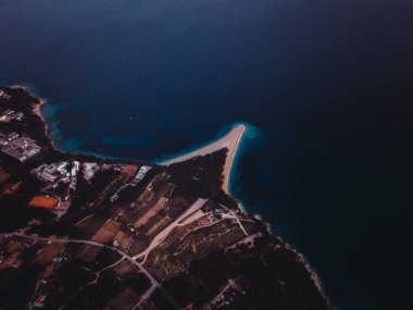 Bolc, Hırvatistan 'ın Brac Adası' ndaki Zlatni fare plajının çok üzerinde. Helikopter görünümü.