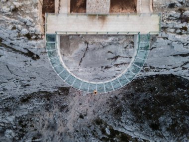 Hırvatistan 'ın Makarska kentindeki Biokovo Skywalk' ta tek başına bir kişi yürüyüş yapıyor
