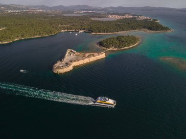 Hırvatistan 'ın Sibenik St. Nicholas Kalesi önündeki feribot