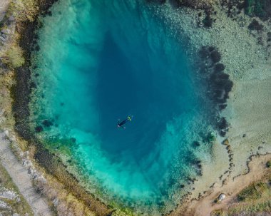 Extreme sport: Bir kişi Dalmaçya 'daki Izvor Cetine' e daldı. Nisan 2021 'de havadan aşağı çekim.