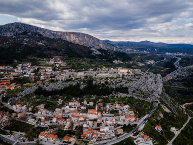 Klis Kalesi, Split, Hırvatistan. Ünlü tarihi binanın insansız hava aracı resmi.