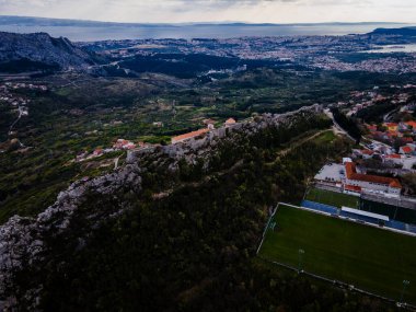 Klis Kalesi, Split, Hırvatistan. Ünlü tarihi binanın insansız hava aracı resmi.