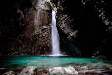 Slovenya 'daki Triglav Ulusal Parkı' nda Şelale Kozjak