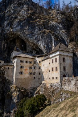 Tarihsel bina, İlkbaharda Predjama Şatosu, Slovenya