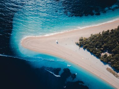 Bol, Island Brac, Hırvatistan ve Avrupa 'daki Zlatni fare plajının hava manzarası. Altın boynuz ya da altın pelerin de denir. Nisan 2021.