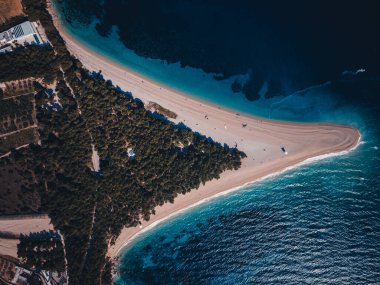 Bol, Island Brac, Hırvatistan ve Avrupa 'daki ünlü Zlatni sıçan plajı. Altın boynuz ya da altın pelerin de denir. Nisan 2021.