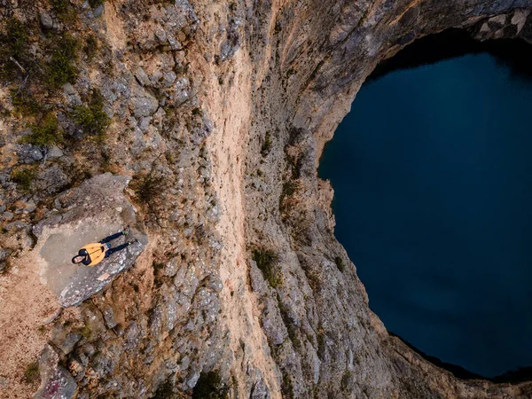 Drohnenaufnahme Eines Touristen Auf Einem Felsen Direkt Roten See April — Stockfoto