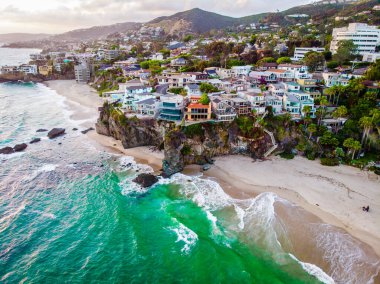 Laguna Beach, Amerika Birleşik Devletleri 'nin Kaliforniya eyaletinin güneyinde yer alan ve dünyanın en ünlü sahil tatil beldelerinden biridir. Özellikle yıl boyunca ılıman iklimli, manzaralı koylar, çevresel koruma ve bir sanatsal arti ile bilinir.