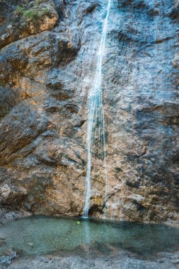 Yukarı Avusturya 'da 50 metre yüksekliğinde güzel bir şelale.