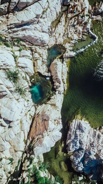 Derin dere kaplıcalarında rahatlatıcı bir yaz günü.