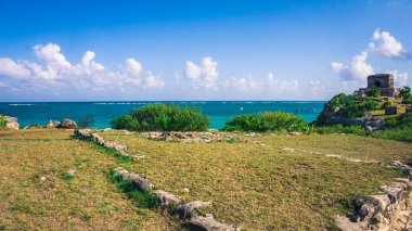 Mavi okyanusun yanındaki Maya harabeleri.