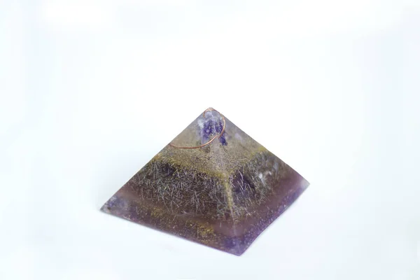 Orgonit Piramida Resin Dengan Transparansi Spiral Tembaga Ujung Batu Ametis — Stok Foto
