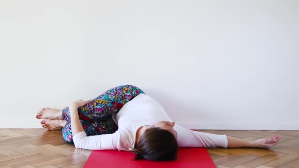 Femeie Tânără Caucaziană Postura Yoga Supine Spinal Twist Într Cameră — Videoclip de stoc