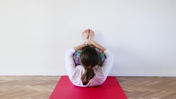 Jonge Blanke Vrouw Balasana Reverse Child Yoga Houding Liggend Haar — Stockvideo