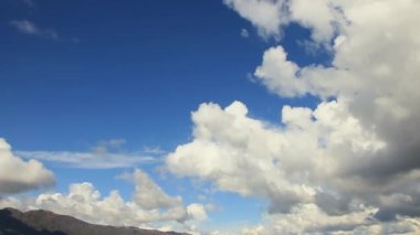İkizlerin tepesinden yükselen bol bulutlar, Arjantin 'in Crdoba eyaletindeki dağ sıraları.