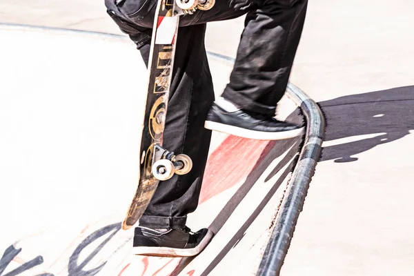 Young Man Legs Black Snikers Jeans Climbing Concret Bowl Spot — Stock Photo, Image