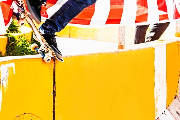 Skater Robi Sztuczkę Grindar Ścianie Bocznej Betonowej Halfpipe Skateparku Świeżym — Zdjęcie stockowe