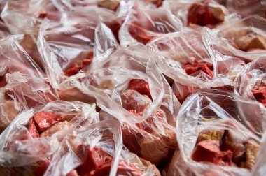 Çiğ yemek için yemek hazırlıyorum. Köpekler ve kediler için BARF yemeği. Hayvanlar için yiyecek paketi